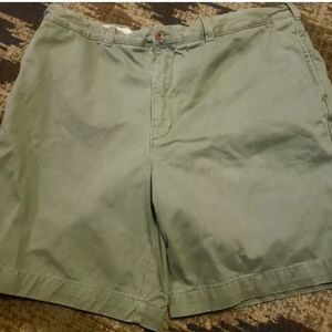 MENS BREAKWATER COTTON SHORTS.  SIZE 46. OLIVE COLOR.  LENGTH 22"